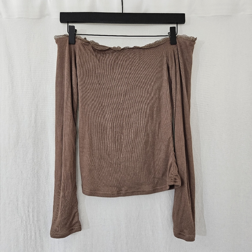 Quinsen Off-The-Shoulder Long Sleeve Ribbed Top with Lace Trim in Brown Size M